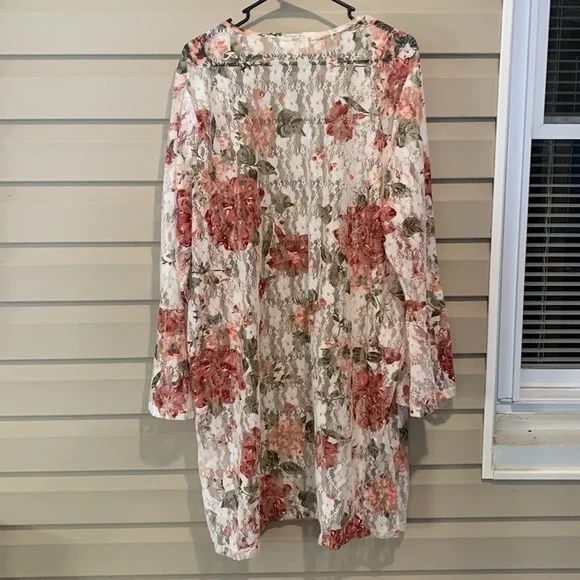 Jolie and Joy Bell Sleeved Floral Cover Up in Lace Size 3XL - Picture 7 of 8